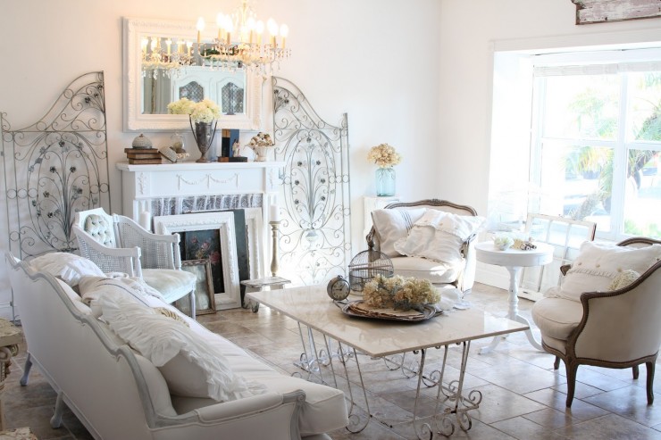 chabby chic living room with tufted sofa